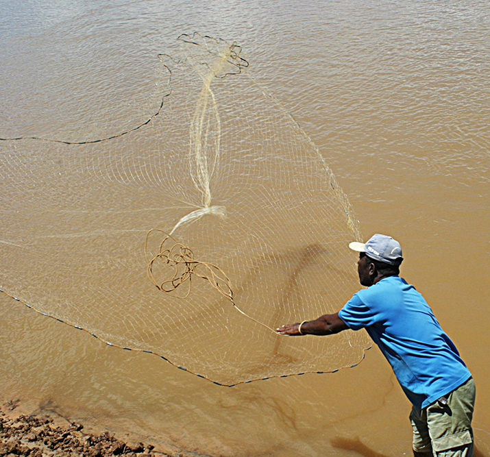 pescador lançando a rede